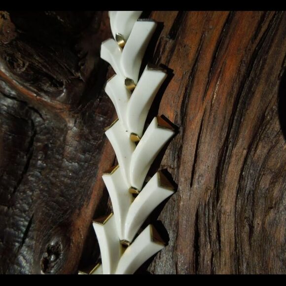 Mid Century Modern Crown Trifari White and Gold Tone Chevron Bracelet7 7 1/4 - Picture 10 of 14